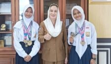 Bupati Natuna Cen Sui Lan bersama pelajar peraih prestasi di Kejurnas. Foto: Istimewa 