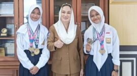 Bupati Natuna Cen Sui Lan bersama pelajar peraih prestasi di Kejurnas. Foto: Istimewa 