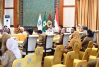 Asisten Direktur BI Kepri Husni Mapain (kiri depan) dalam kegiatan High Level Meeting (HLM) Percepatan dan Perluasan Digitalisasi Daerah di pimpin Gubernur Kepri Ansar Ahmad dan dihadiri para Bupati dan Wali Kota se-Provinsi Kepulauan Riau di Gedung Daerah, Tanjungpinang, Selasa (14/4/2026). Foto: INIKEPRI.COM/KepriProv 