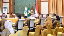 Asisten Direktur BI Kepri Husni Mapain (kiri depan) dalam kegiatan High Level Meeting (HLM) Percepatan dan Perluasan Digitalisasi Daerah di pimpin Gubernur Kepri Ansar Ahmad dan dihadiri para Bupati dan Wali Kota se-Provinsi Kepulauan Riau di Gedung Daerah, Tanjungpinang, Selasa (14/4/2026). Foto: INIKEPRI.COM/KepriProv 