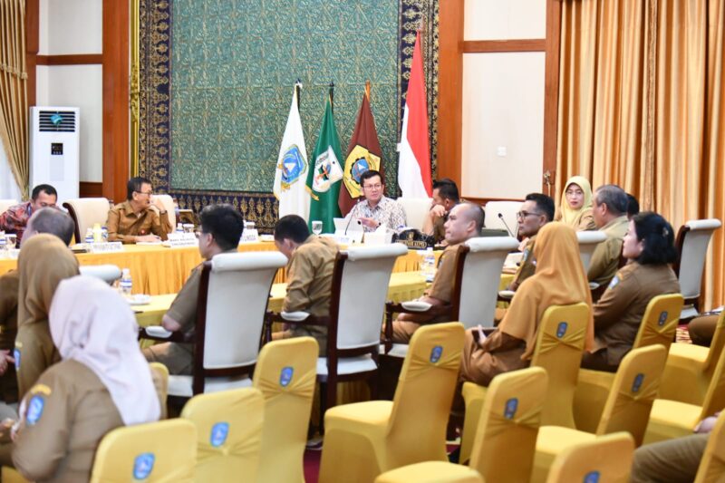 Asisten Direktur BI Kepri Husni Mapain (kiri depan) dalam kegiatan High Level Meeting (HLM) Percepatan dan Perluasan Digitalisasi Daerah di pimpin Gubernur Kepri Ansar Ahmad dan dihadiri para Bupati dan Wali Kota se-Provinsi Kepulauan Riau di Gedung Daerah, Tanjungpinang, Selasa (14/4/2026). Foto: INIKEPRI.COM/KepriProv 