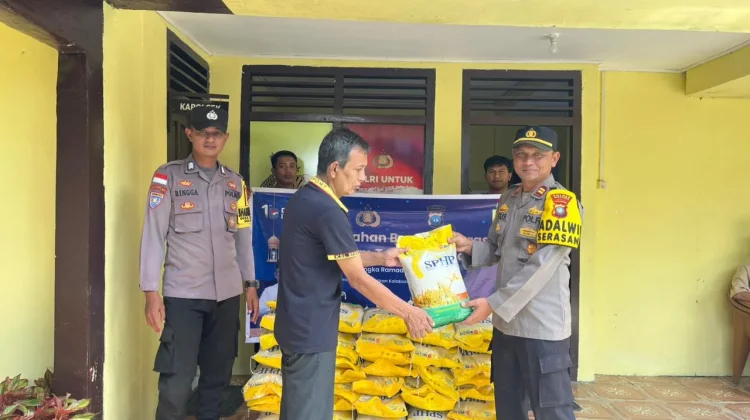 Penyerahan Bantuan dari PLN Batam untuk Warga Serasan. Foto: INIKEPRI.COM