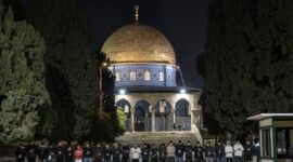 Ratusan rakyat Palestina salat di Masjidil Aqsha setelah sempat ditutup Israel. Foto: Istimewa 
