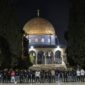 Ratusan rakyat Palestina salat di Masjidil Aqsha setelah sempat ditutup Israel. Foto: Istimewa 