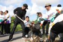 Wali Kota Batam Amsakar Achmad saat memimpin aksi gotong royong beberapa waktu lalu. Foto: Istimewa