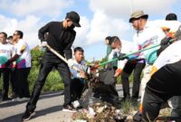 Wali Kota Batam Amsakar Achmad saat memimpin aksi gotong royong beberapa waktu lalu. Foto: Istimewa 