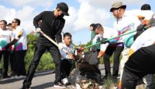 Wali Kota Batam Amsakar Achmad saat memimpin aksi gotong royong beberapa waktu lalu. Foto: Istimewa