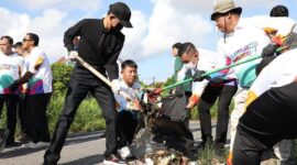 Wali Kota Batam Amsakar Achmad saat memimpin aksi gotong royong beberapa waktu lalu. Foto: Istimewa 