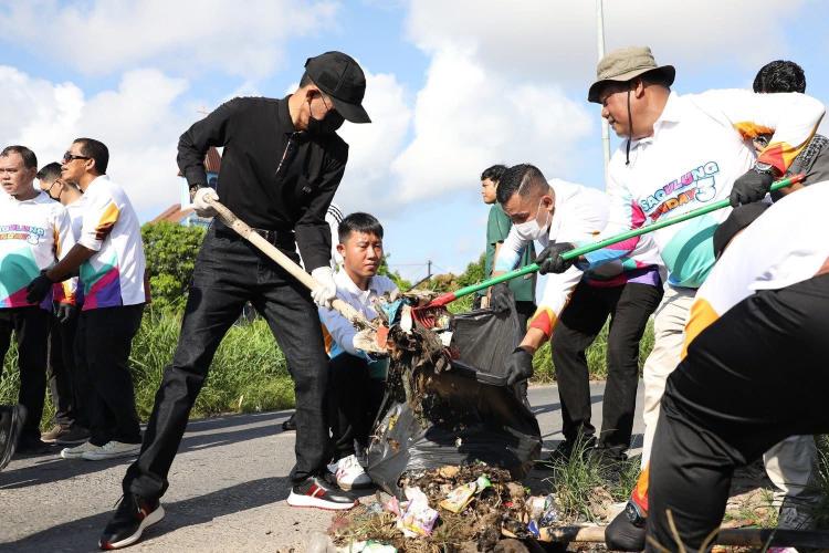 Wali Kota Batam Amsakar Achmad saat memimpin aksi gotong royong beberapa waktu lalu. Foto: Istimewa