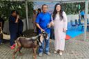 Anggota/Deputi Bidang Pelayanan Umum Ariastuty Sirait saat menyerahkan hewan kurban. Foto: BP Batam