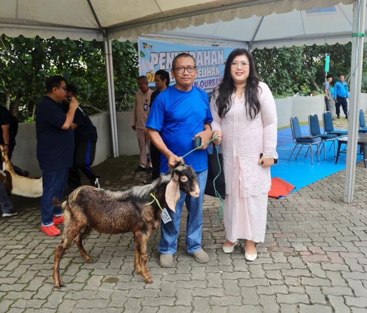 Anggota/Deputi Bidang Pelayanan Umum Ariastuty Sirait saat menyerahkan hewan kurban. Foto: BP Batam 