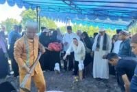 Bupati Natuna, Cen Sui Lan menaburkan bunga di atas makam Mantan Bupati Natuna, Daeng Rusnadi. Foto: Istimewa 