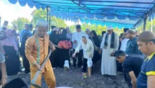 Bupati Natuna, Cen Sui Lan menaburkan bunga di atas makam Mantan Bupati Natuna, Daeng Rusnadi. Foto: Istimewa 