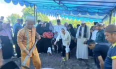 Tangis Haru Iringi Pemakaman Daeng Rusnadi, Cen Sui Lan Turun Langsung Mengantar