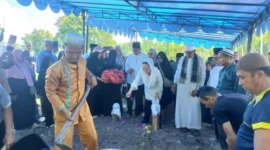 Bupati Natuna, Cen Sui Lan menaburkan bunga di atas makam Mantan Bupati Natuna, Daeng Rusnadi. Foto: Istimewa 