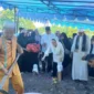 Bupati Natuna, Cen Sui Lan menaburkan bunga di atas makam Mantan Bupati Natuna, Daeng Rusnadi. Foto: Istimewa 