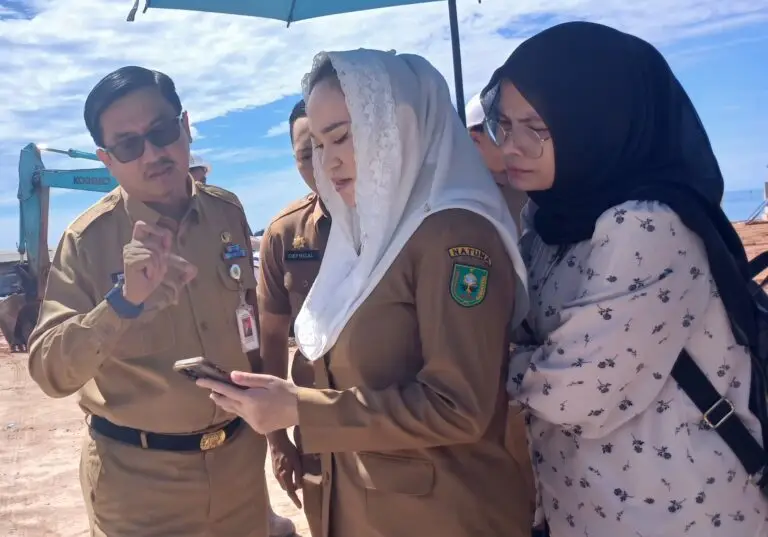 Bupati Cen Sui Lan meninjau proyek Pasar Ikan Ranai. Foto: Istimewa