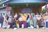 Bupati Natuna Cen Sui Lan dan Wakil Bupati Jarmin berfoto bersama warga Seluan. Foto: INIKEPRI.COM/NatunaKab 