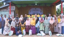 Bupati Natuna Cen Sui Lan dan Wakil Bupati Jarmin berfoto bersama warga Seluan. Foto: INIKEPRI.COM/NatunaKab 