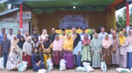 Bupati Natuna Cen Sui Lan dan Wakil Bupati Jarmin berfoto bersama warga Seluan. Foto: INIKEPRI.COM/NatunaKab 