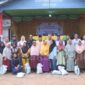 Bupati Natuna Cen Sui Lan dan Wakil Bupati Jarmin berfoto bersama warga Seluan. Foto: INIKEPRI.COM/NatunaKab 