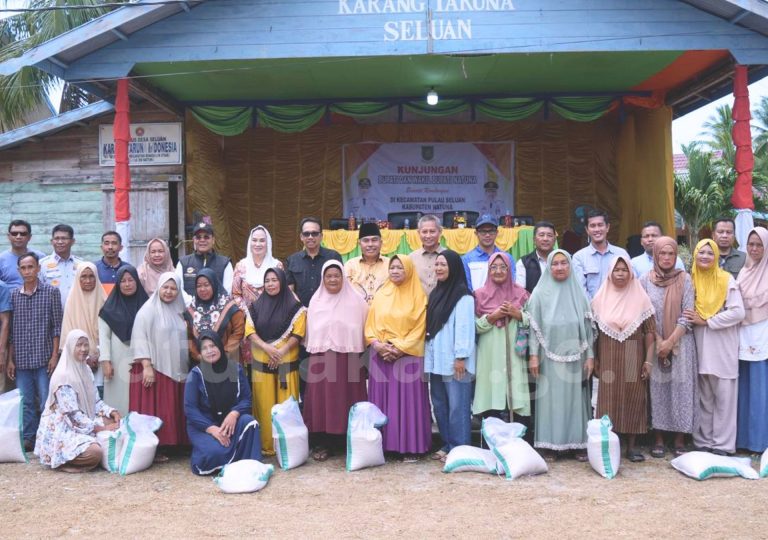 Bupati Natuna Cen Sui Lan dan Wakil Bupati Jarmin berfoto bersama warga Seluan. Foto: INIKEPRI.COM/NatunaKab 
