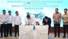 PT PLN Batam bersama PT Equator Gate System Batam melaksanakan penandatanganan Perjanjian Jual Beli Tenaga Listrik (PJBTL) di Aula Tanjung Kasam, Lantai 5 Kantor Korporat PLN Batam, Senin (25/5). Foto: INIKEPRI.COM/PLN Batam 