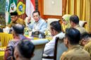 Gubernur Kepri, Ansar Ahmad didampingi Wagub Nyanyang Haris Pratamura dan Sekdaprov Misni memimpin rapat Pemenuhan Kelengkapan Persyaratan dan Pemantapan Data Usulan Pembangunan Kampung Nelayan Merah Putih (KNMP) Provinsi Kepulauan Riau Tahun 2026 di Gedung Daerah, Tanjungpinang. Foto: INIKEPRI.COM/KepriProv