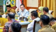 Gubernur Kepri, Ansar Ahmad didampingi Wagub Nyanyang Haris Pratamura dan Sekdaprov Misni memimpin rapat Pemenuhan Kelengkapan Persyaratan dan Pemantapan Data Usulan Pembangunan Kampung Nelayan Merah Putih (KNMP) Provinsi Kepulauan Riau Tahun 2026 di Gedung Daerah, Tanjungpinang. Foto: INIKEPRI.COM/KepriProv