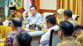 Gubernur Kepri, Ansar Ahmad didampingi Wagub Nyanyang Haris Pratamura dan Sekdaprov Misni memimpin rapat Pemenuhan Kelengkapan Persyaratan dan Pemantapan Data Usulan Pembangunan Kampung Nelayan Merah Putih (KNMP) Provinsi Kepulauan Riau Tahun 2026 di Gedung Daerah, Tanjungpinang. Foto: INIKEPRI.COM/KepriProv 