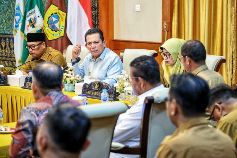 Gubernur Kepri, Ansar Ahmad didampingi Wagub Nyanyang Haris Pratamura dan Sekdaprov Misni memimpin rapat Pemenuhan Kelengkapan Persyaratan dan Pemantapan Data Usulan Pembangunan Kampung Nelayan Merah Putih (KNMP) Provinsi Kepulauan Riau Tahun 2026 di Gedung Daerah, Tanjungpinang. Foto: INIKEPRI.COM/KepriProv