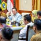 Gubernur Kepri, Ansar Ahmad didampingi Wagub Nyanyang Haris Pratamura dan Sekdaprov Misni memimpin rapat Pemenuhan Kelengkapan Persyaratan dan Pemantapan Data Usulan Pembangunan Kampung Nelayan Merah Putih (KNMP) Provinsi Kepulauan Riau Tahun 2026 di Gedung Daerah, Tanjungpinang. Foto: INIKEPRI.COM/KepriProv 