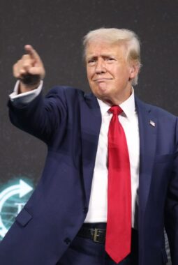 Trump Sesumbar Bisa Ratakan Iran Hanya dalam 48 Jam