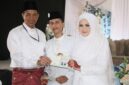 Kepala Kemenag Tanjungpinang Erizal menyerahkan buku nikah kepada pengantin. Foto: INIKEPRI.COM
