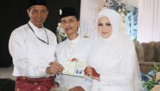 Kepala Kemenag Tanjungpinang Erizal menyerahkan buku nikah kepada pengantin. Foto: INIKEPRI.COM