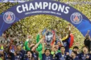 Bek Paris Saint-Germain Marquinhos mengangkat trofi Liga Champions didampingi rekan-rekan setimnya setelah Paris Saint Germain memenangkan final melawan Arsenal FC di Puskas Arena, Budapest, Hungaria, pada 30 Mei 2026. Foto: AP