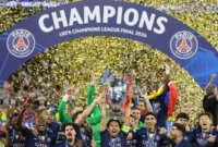 Bek Paris Saint-Germain Marquinhos mengangkat trofi Liga Champions didampingi rekan-rekan setimnya setelah Paris Saint Germain memenangkan final melawan Arsenal FC di Puskas Arena, Budapest, Hungaria, pada 30 Mei 2026. Foto: AP