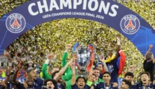 Bek Paris Saint-Germain Marquinhos mengangkat trofi Liga Champions didampingi rekan-rekan setimnya setelah Paris Saint Germain memenangkan final melawan Arsenal FC di Puskas Arena, Budapest, Hungaria, pada 30 Mei 2026. Foto: AP