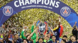 Bek Paris Saint-Germain Marquinhos mengangkat trofi Liga Champions didampingi rekan-rekan setimnya setelah Paris Saint Germain memenangkan final melawan Arsenal FC di Puskas Arena, Budapest, Hungaria, pada 30 Mei 2026. Foto: AP
