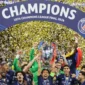 Bek Paris Saint-Germain Marquinhos mengangkat trofi Liga Champions didampingi rekan-rekan setimnya setelah Paris Saint Germain memenangkan final melawan Arsenal FC di Puskas Arena, Budapest, Hungaria, pada 30 Mei 2026. Foto: AP
