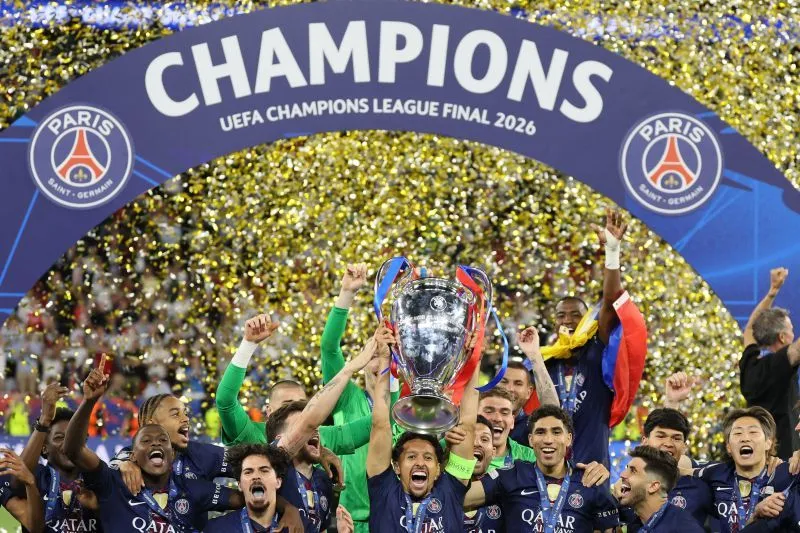 Bek Paris Saint-Germain Marquinhos mengangkat trofi Liga Champions didampingi rekan-rekan setimnya setelah Paris Saint Germain memenangkan final melawan Arsenal FC di Puskas Arena, Budapest, Hungaria, pada 30 Mei 2026. Foto: AP