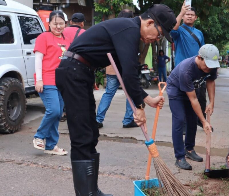 Wali Kota Batam, Amsakar Achmad, kembali turun langsung ke tengah masyarakat dalam kegiatan Gerakan Masyarakat (Gema) Batam ASRI yang digelar di Perum Gardan Raya, Kelurahan Belian, Kecamatan Batam Kota. Foto: INIKEPRI.COM