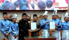 Pemerintah Kota Batam bersama DPRD Kota Batam resmi menyepakati Rancangan Peraturan Daerah (Ranperda) tentang Lembaga Adat Melayu (LAM) Kepulauan Riau Kota Batam dalam rapat paripurna. Foto: INIKEPRI.COM