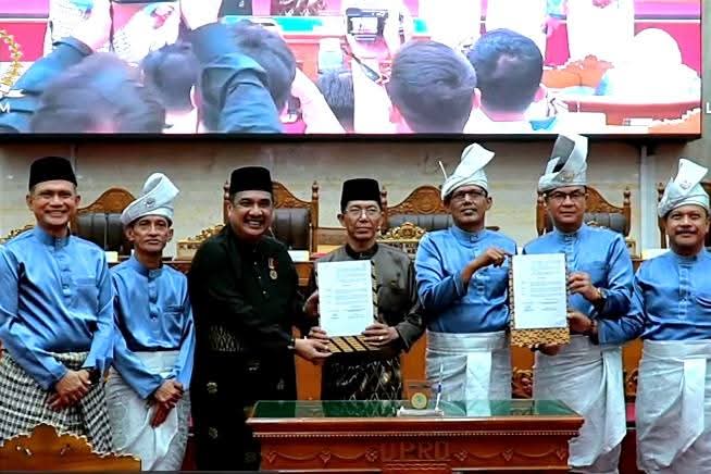 Pemerintah Kota Batam bersama DPRD Kota Batam resmi menyepakati Rancangan Peraturan Daerah (Ranperda) tentang Lembaga Adat Melayu (LAM) Kepulauan Riau Kota Batam dalam rapat paripurna. Foto: INIKEPRI.COM