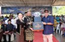 Piala kemenangan secara resmi diserahkan kepada Wali Kota Batam Amsakar Achmad dan Wakil Wali Kota Batam Li Claudia Chandra pada peringatan Hari Pendidikan Nasional (Hardiknas) 2026. Foto: INIKEPRI.COM
