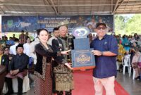 Piala kemenangan secara resmi diserahkan kepada Wali Kota Batam Amsakar Achmad dan Wakil Wali Kota Batam Li Claudia Chandra pada peringatan Hari Pendidikan Nasional (Hardiknas) 2026. Foto: INIKEPRI.COM