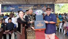 Piala kemenangan secara resmi diserahkan kepada Wali Kota Batam Amsakar Achmad dan Wakil Wali Kota Batam Li Claudia Chandra pada peringatan Hari Pendidikan Nasional (Hardiknas) 2026. Foto: INIKEPRI.COM