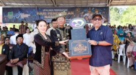 Piala kemenangan secara resmi diserahkan kepada Wali Kota Batam Amsakar Achmad dan Wakil Wali Kota Batam Li Claudia Chandra pada peringatan Hari Pendidikan Nasional (Hardiknas) 2026. Foto: INIKEPRI.COM