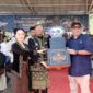 Piala kemenangan secara resmi diserahkan kepada Wali Kota Batam Amsakar Achmad dan Wakil Wali Kota Batam Li Claudia Chandra pada peringatan Hari Pendidikan Nasional (Hardiknas) 2026. Foto: INIKEPRI.COM