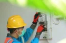 Ilustrasi petugas PLN saat melakukan penggantian Miniature Circuit Breaker(MCB) pada kWh meter pelanggan yang melakukan tambah daya listrik. Foto: INIKEPRI.COM/PLN Batam
